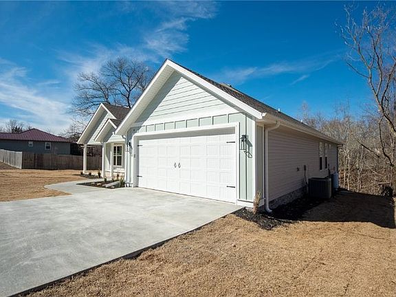 3rd image of 18 Dillow Cir
