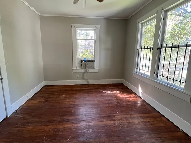 2413 Queens Hwy — Photo 3