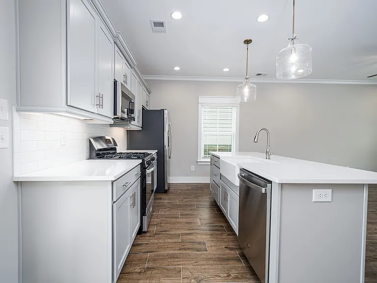 1524 Cottage Grv — Photo 4