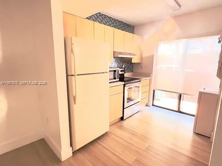 10550 NW 7th Ter #B7 — Photo 17