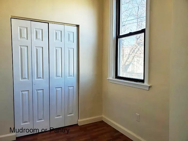 Two entrances from porch
10'x7'6" with closet