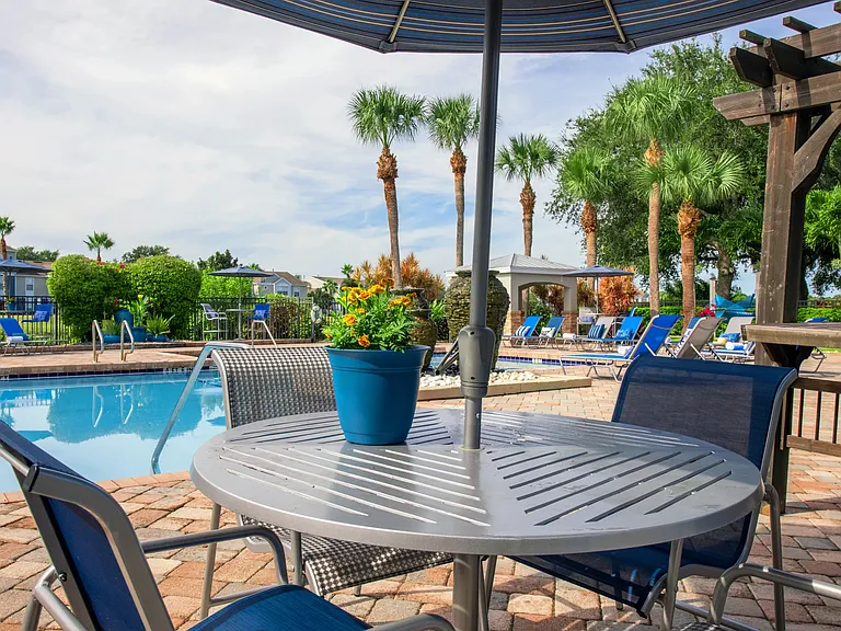 Savor a leisurely meal or refreshment at our poolside tables, with stunning views of the Harbor City Golf Course.