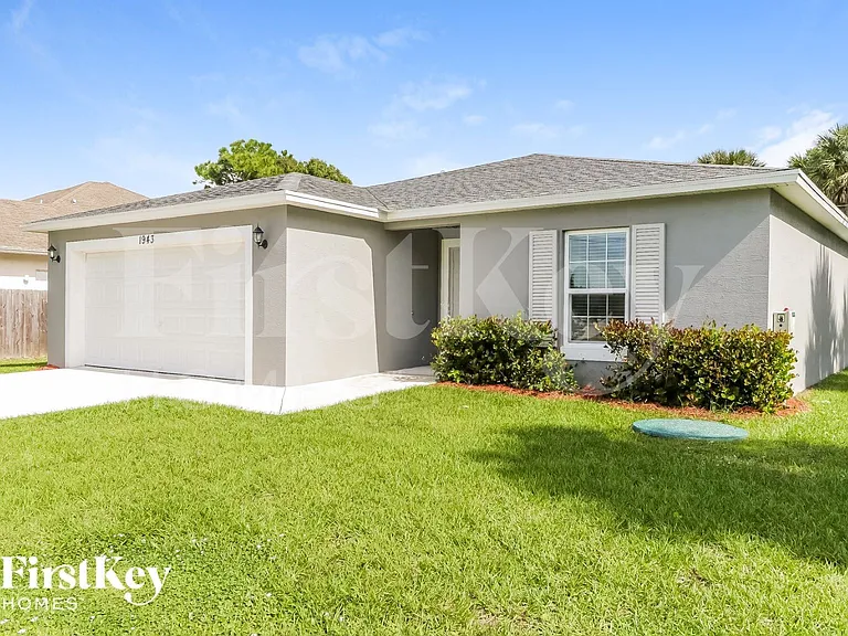 1943 SW Sunglow St — Photo 3
