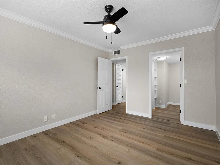 2701 NE 6th Ave — Photo 8