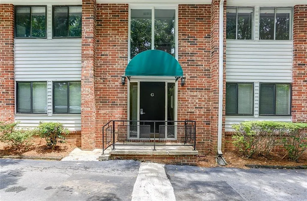 3 bed, 2.0 bath, 1310 sqft, $2,500 — Photo 2
