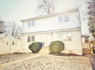 10 Latonia St, Edison, NJ 08817