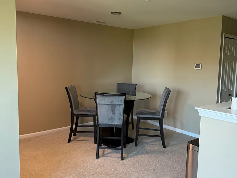 1081 Foxboro — Photo 7