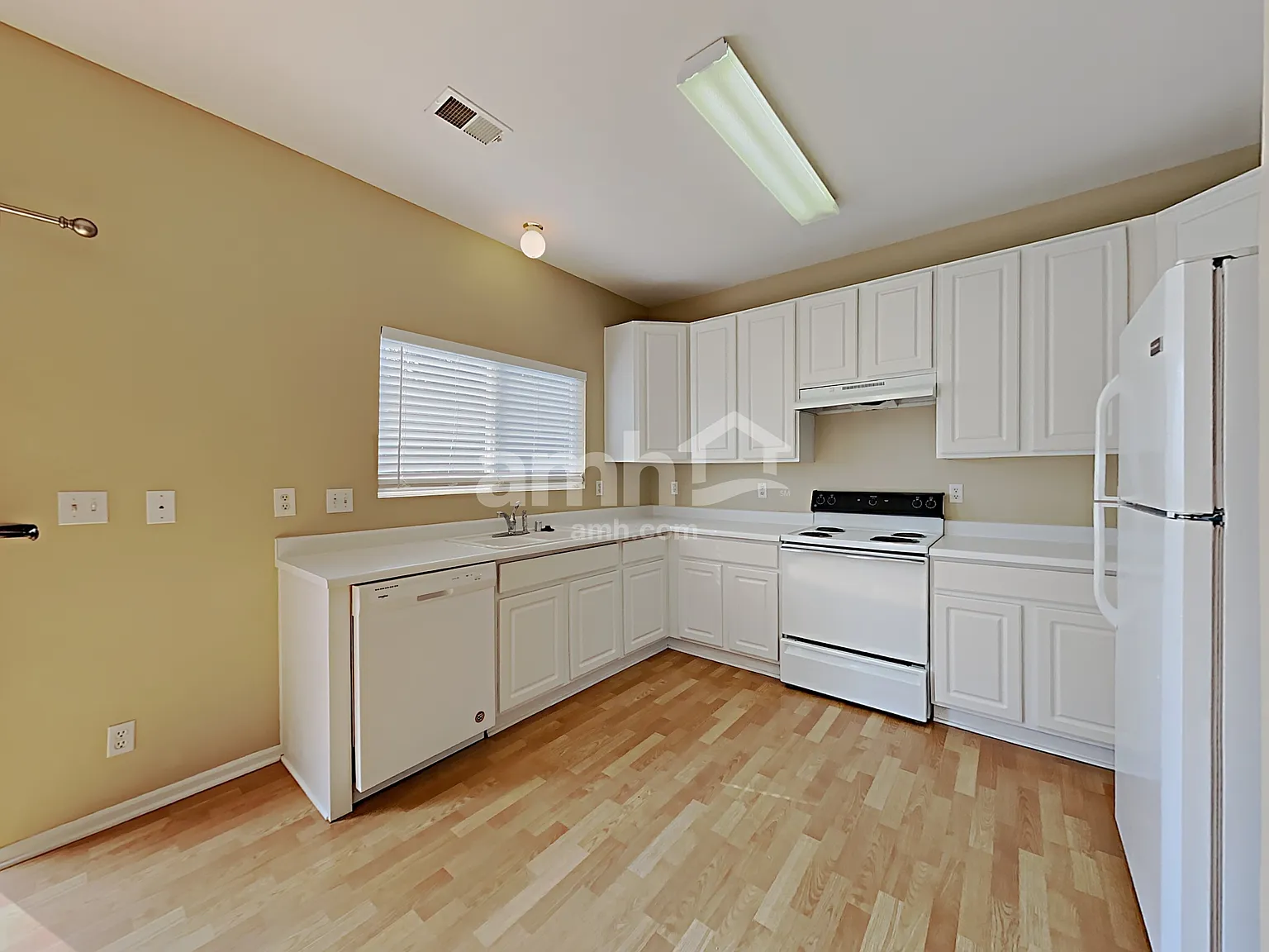 3 bed, 2.5 bath, 1511 sqft, $3,025 — Photo 3