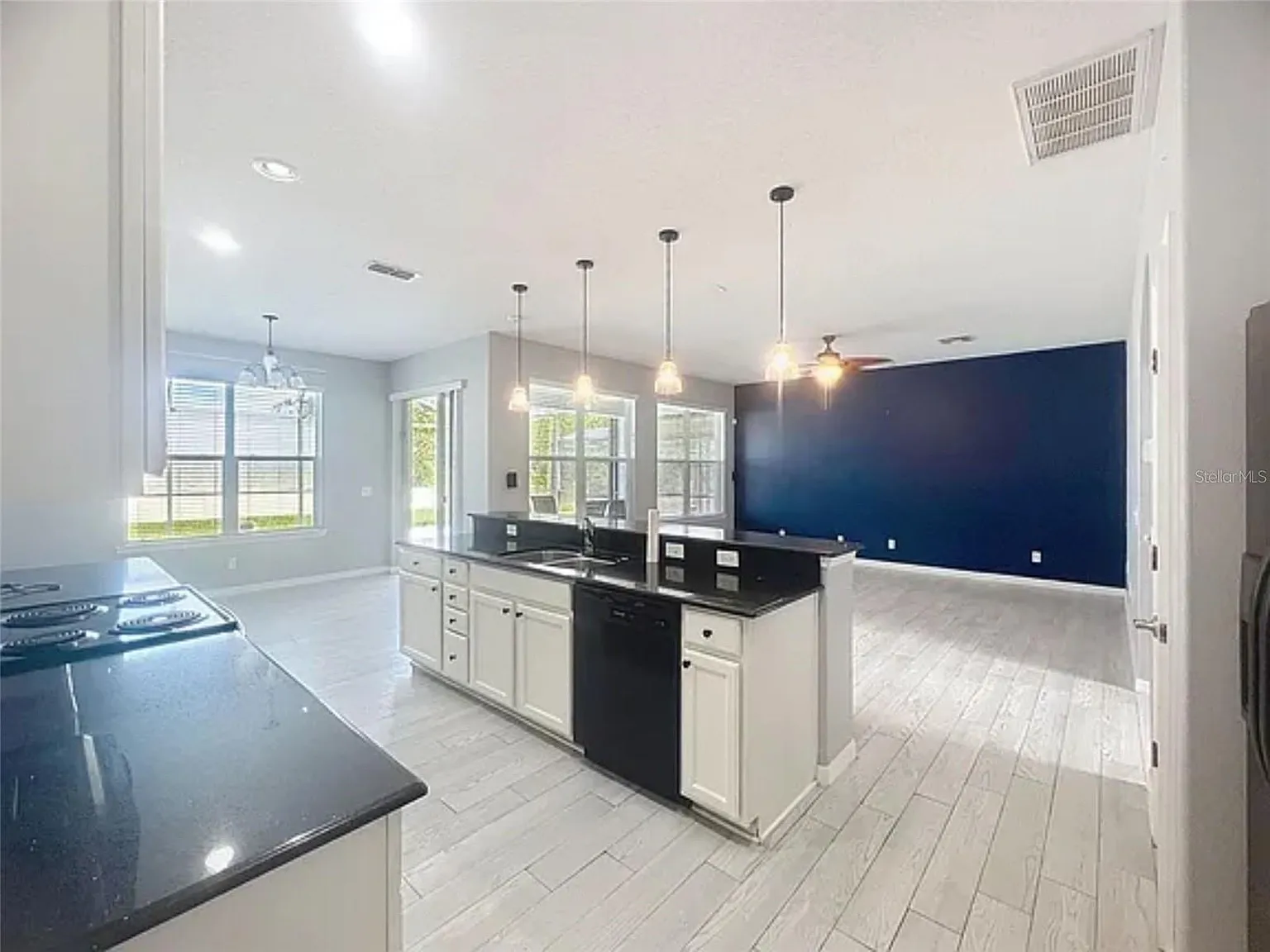 7 bed, 3.0 bath, 2856 sqft, $3,200 — Photo 3