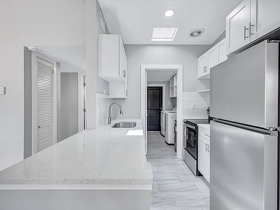 5th image of 325 Capri Blvd APT 2