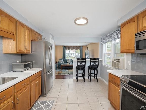 3rd image of 533 Montrose Ave