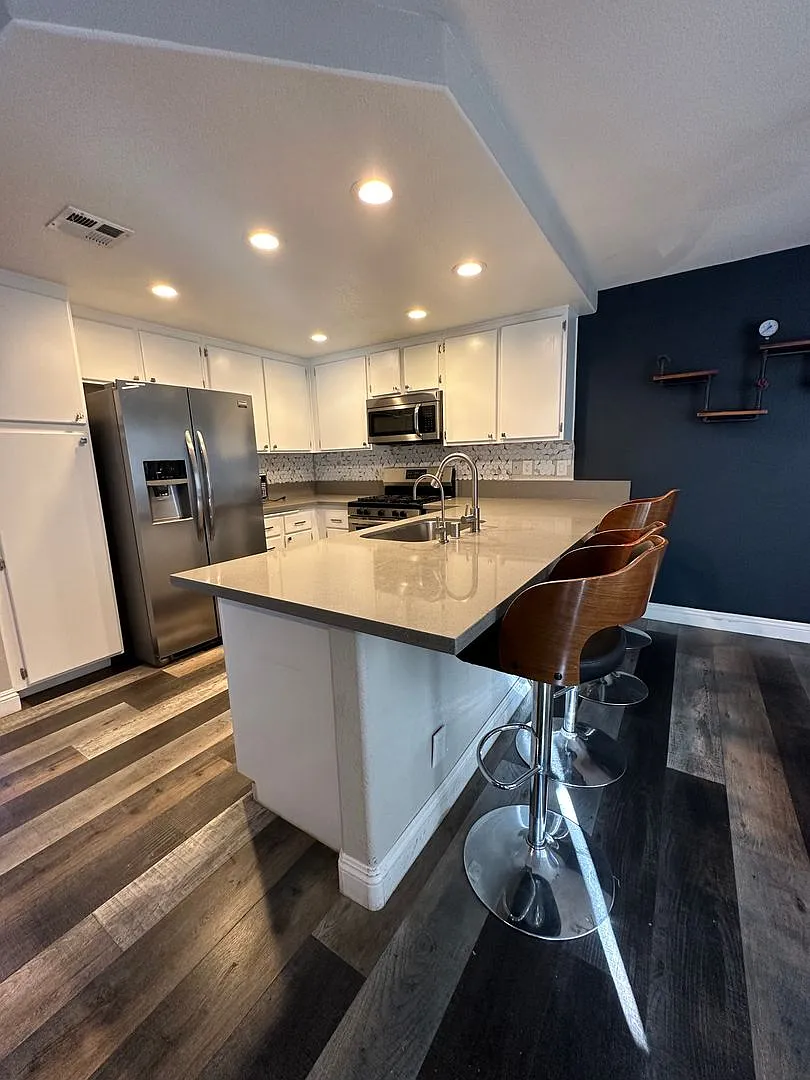 Must see 4 bedroom home in the Lakes! — Photo 3