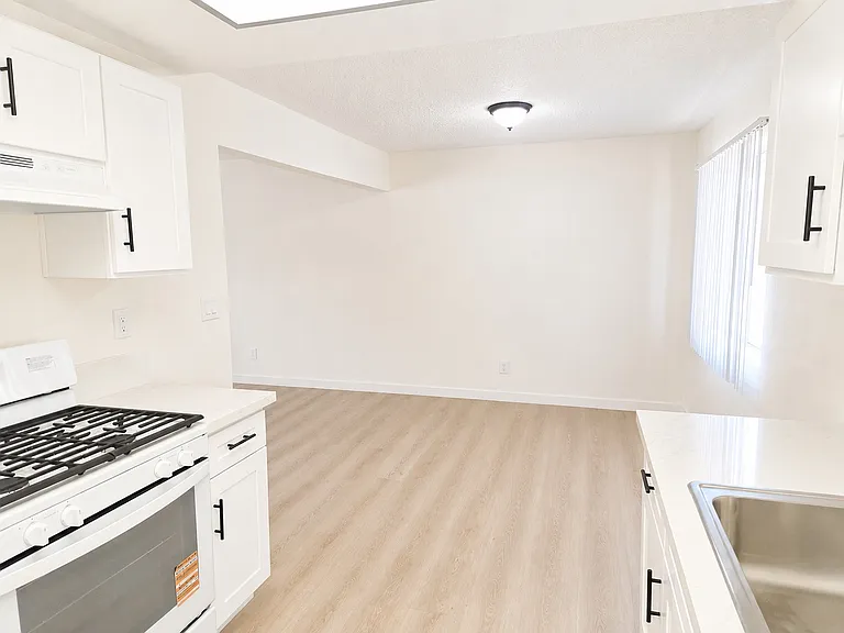 704 S Webster Ave #3 — Photo 3