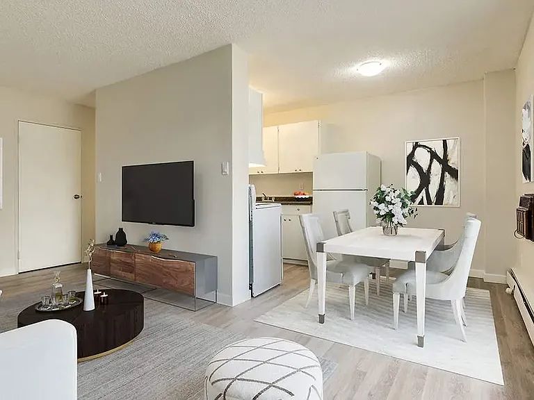 4506 45th Ave — Photo 2