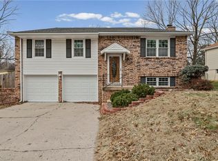 805 NW Castle Dr, Blue Springs, MO 64015