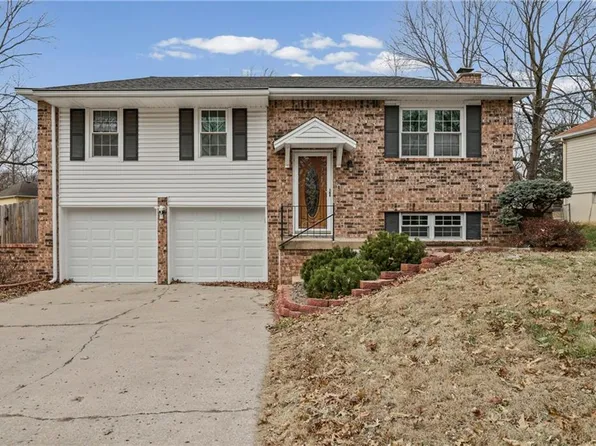 805 NW Castle Dr, Blue Springs, MO 64015