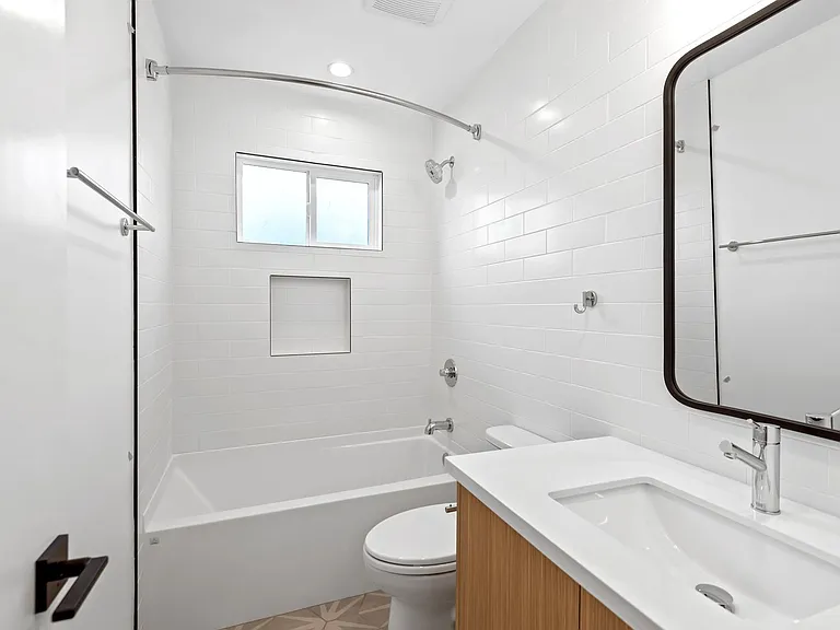 1563 Gordon St — Photo 23