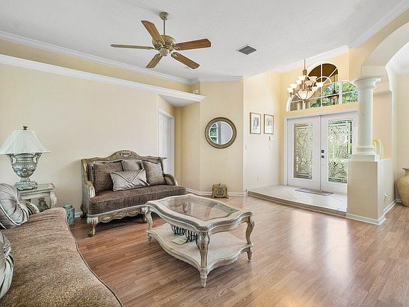4th image of 146 Fernwood Cres #0