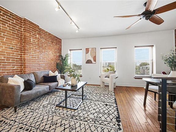 3rd image of 21 E 29th St