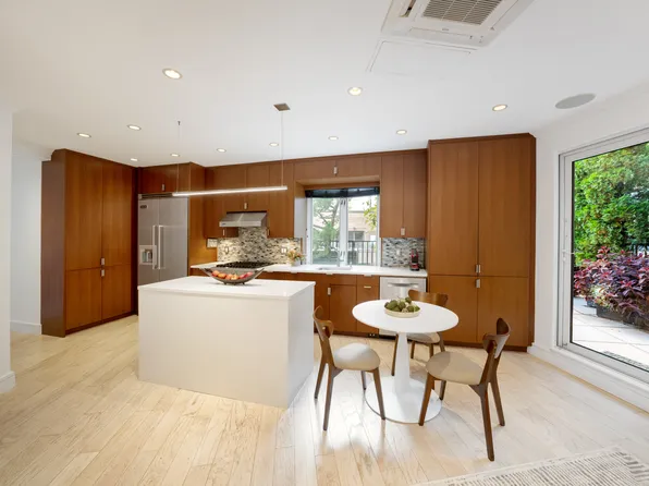 314 East 41st Street image 8 of 12