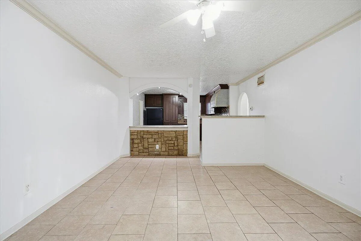 3 bed, 2.0 bath, 1176 sqft, $1,500 — Photo 2