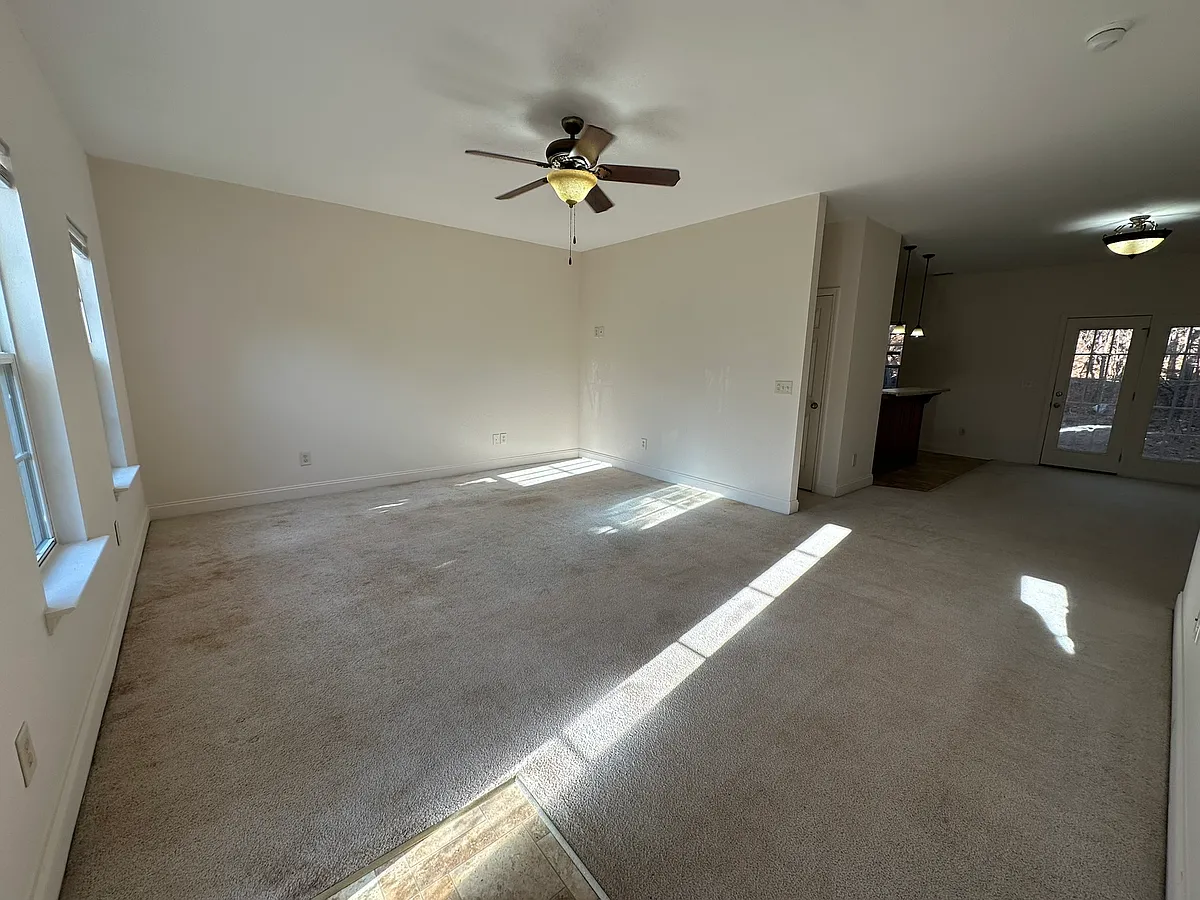 Photo 2 of 13 - 122 Crown Point Dr #5 - Cornelia, GA Building Photo - 122 Crown Point Dr #5