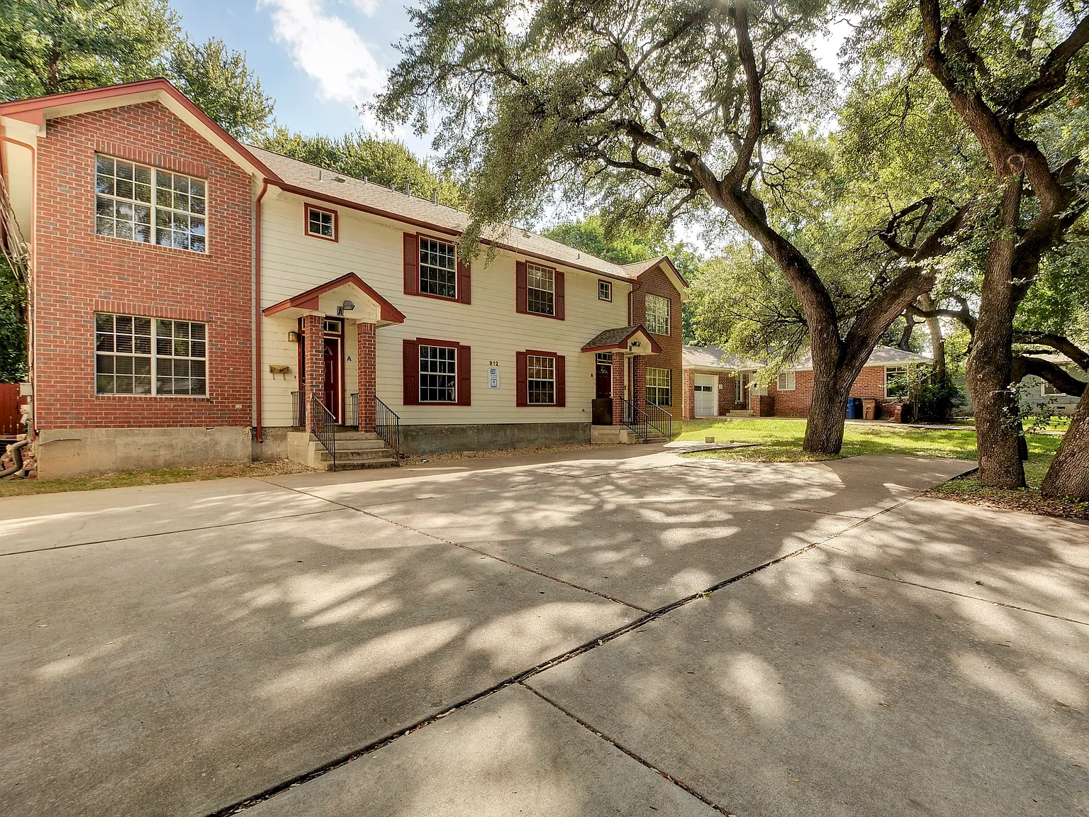 6 bed, 2000 sqft, $5,400 — Photo 1