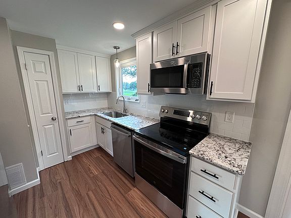 Brand new kitchen with granite countertops