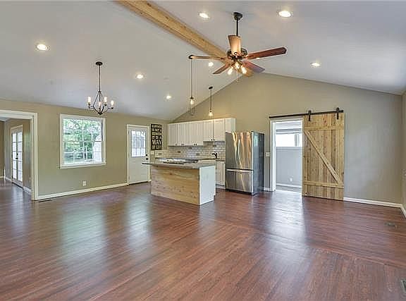 3rd image of 2542 Woodberry Dr