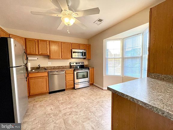 3rd image of 102 Charleston Ct