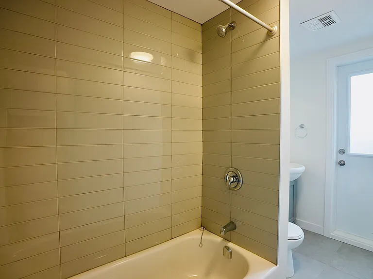 922 Queen St E #2 — Photo 3