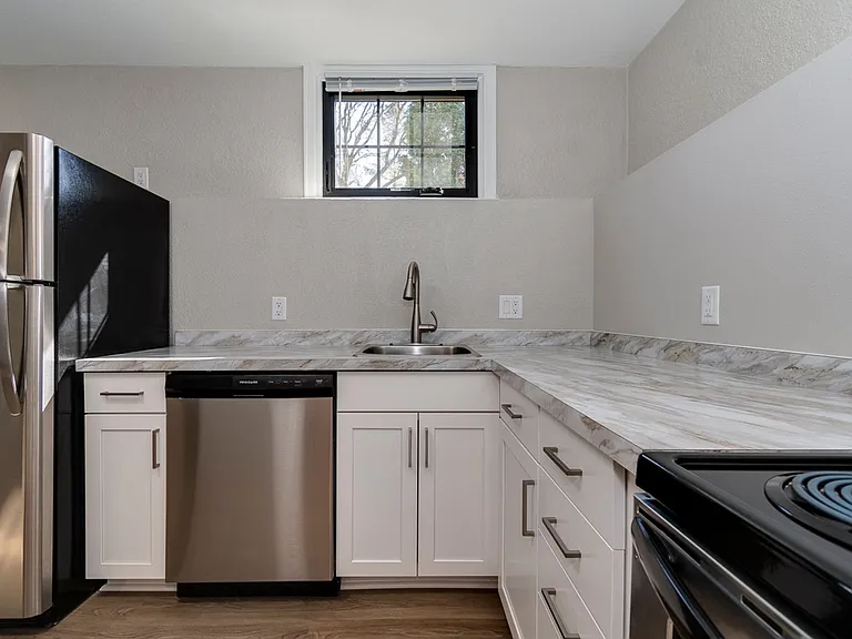 822 W Lakeside St — Photo 30