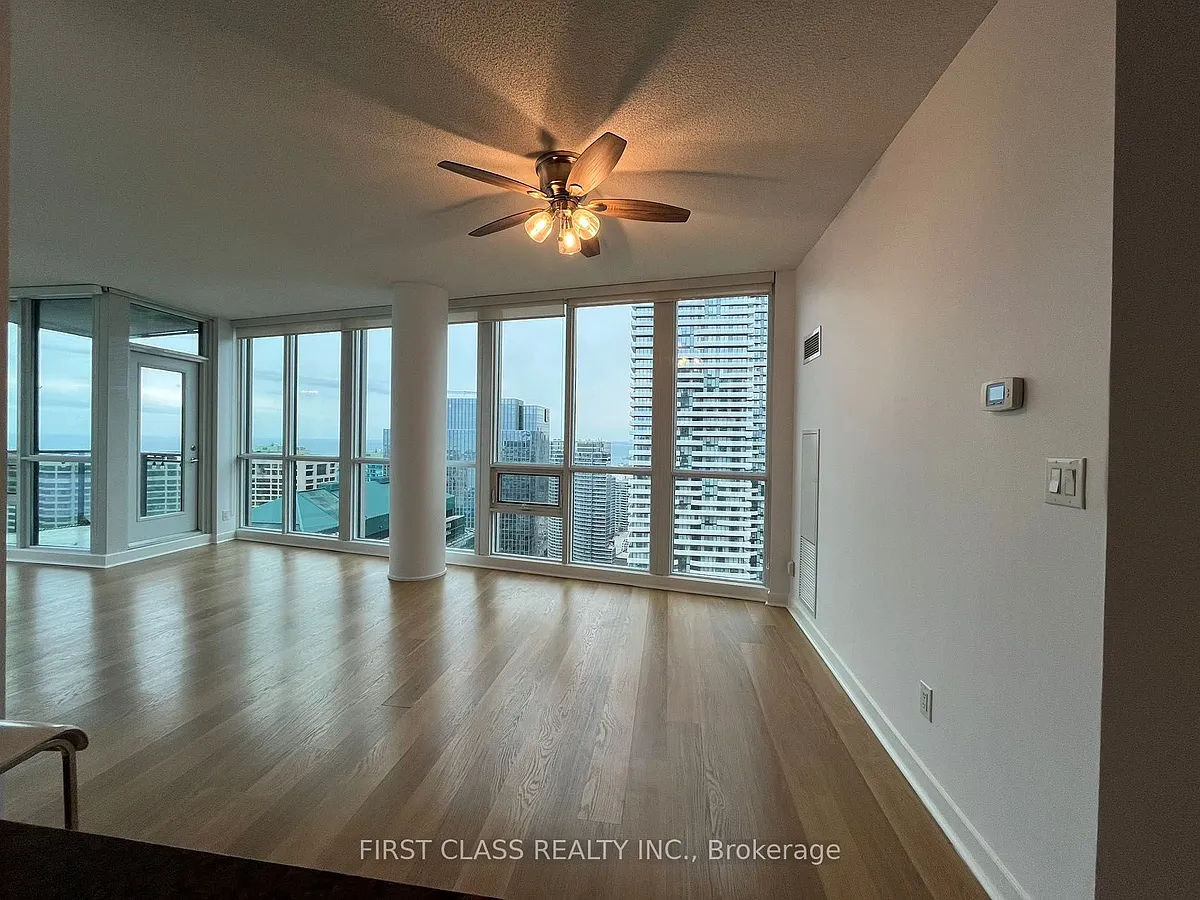 Building Photo - 33 Bay St #4112