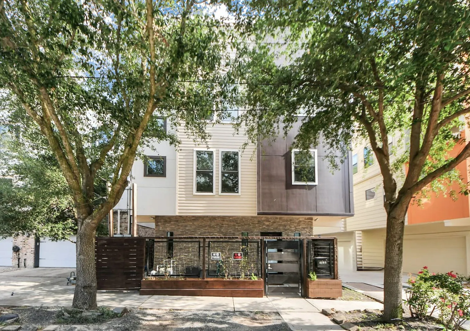 Stylish 4 Bed Home, Perfect for Long-Term Stays — Photo 1