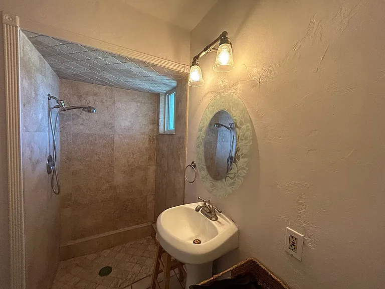 420 Osborne St — Photo 31