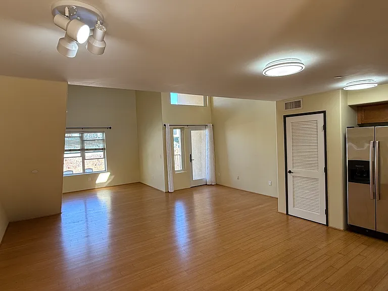 255 W 7th St #20 — Photo 3