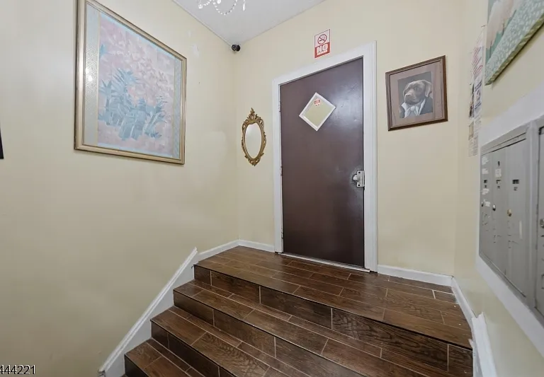 290 Ogden St — Photo 2