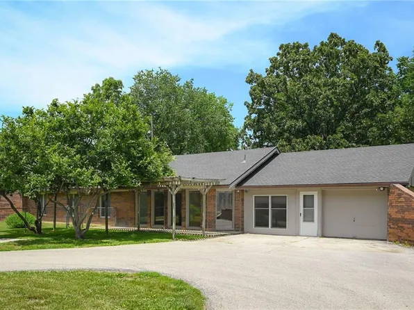 325 S 100th St, Edwardsville, KS 66111