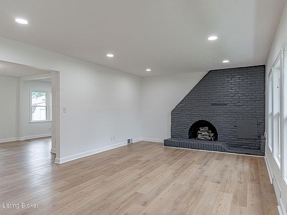 3rd image of 2815 Sheila Dr