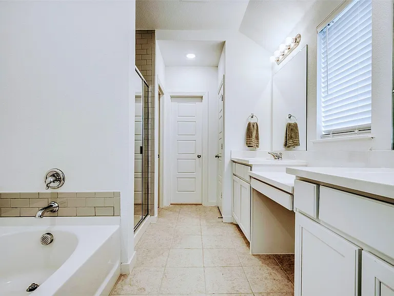 1532 Calcot Ln — Photo 5