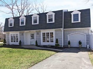 100 Revelyn Ct, Sayville, NY 11782