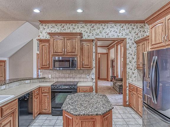 3rd image of 101 Summit Ridge Ct