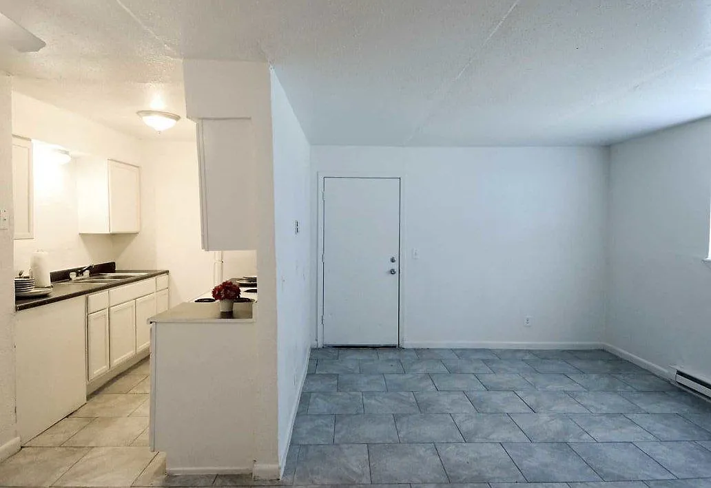 Las Brisas Apartments — Photo 2