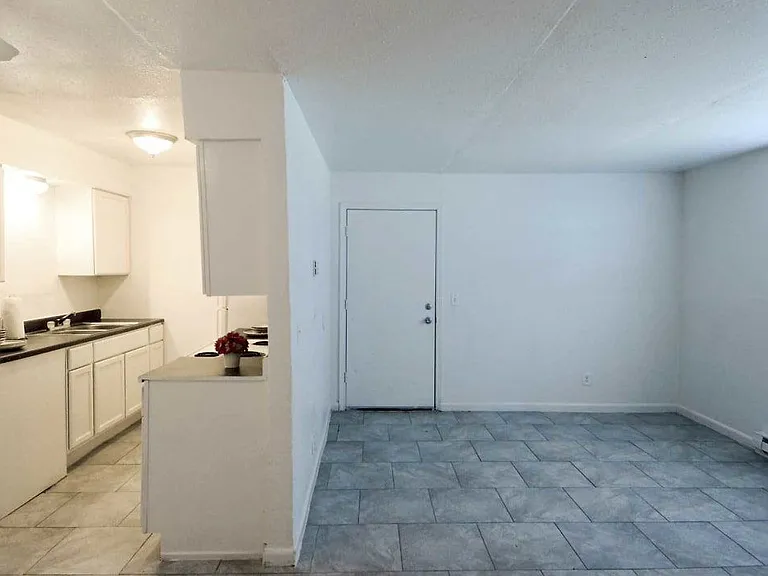 Las Brisas Apartments — Photo 2