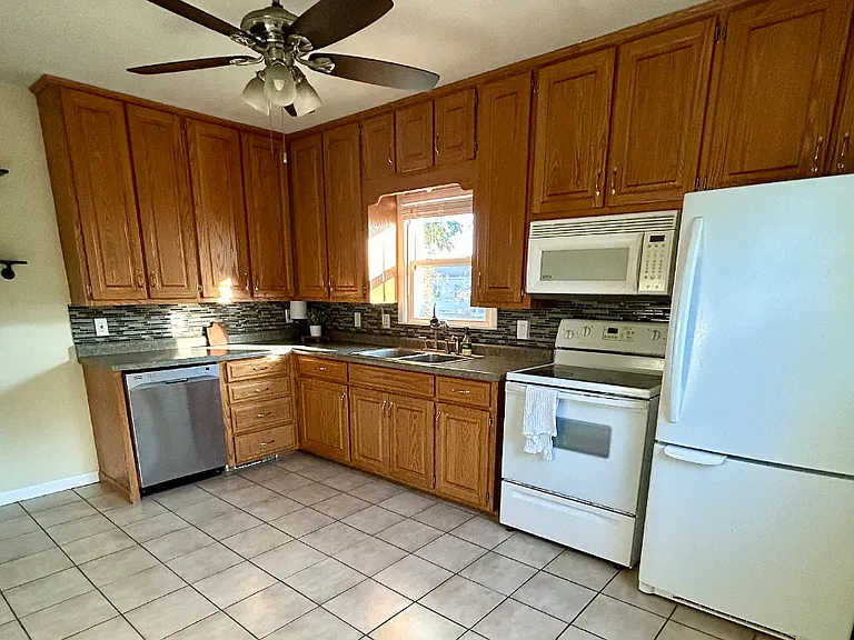 140 Morgan Rd — Photo 3