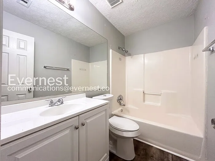 1336 Yorkshire Ln — Photo 7