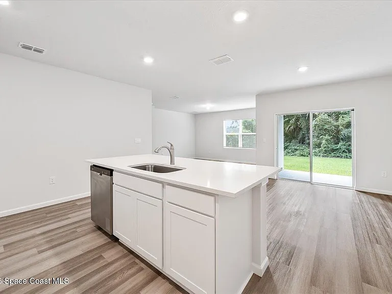 566 Rembrandt St SE — Photo 13