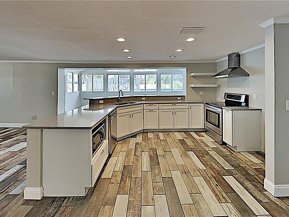 3rd image of 709 Jamaica Cir W