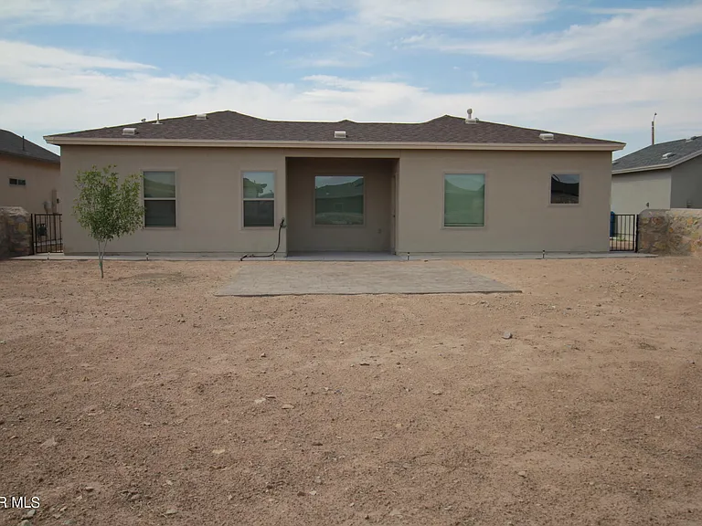 620 Adrian Arellano St W — Photo 97