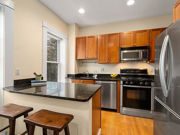 5th image of 32 Yarmouth St #D